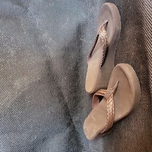 Women's size 9 Flojos sandals, raised heel, brown, never worn